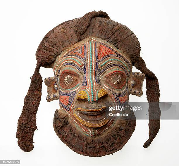 afrikanischer maske isoliert auf weißem hintergrund - mask culture stock-fotos und bilder