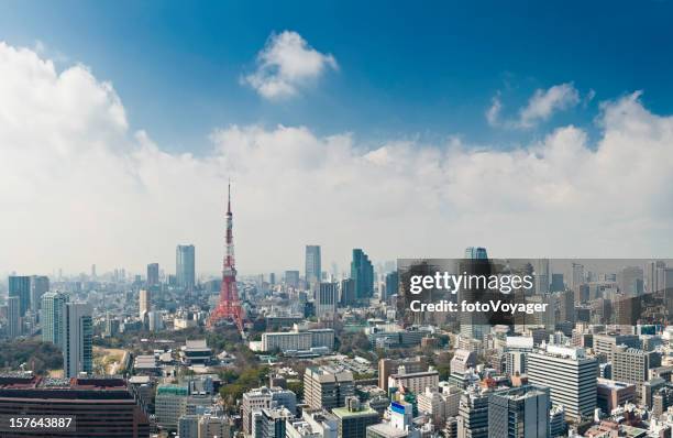 tokyo tower in der innenstadt wolkenkratzer wahrzeichen der hauptstadt von highrise panorama japan - tokyo skyline stock-fotos und bilder