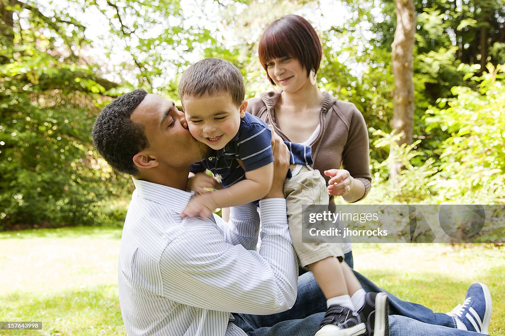 Familia joven jugando en el parque