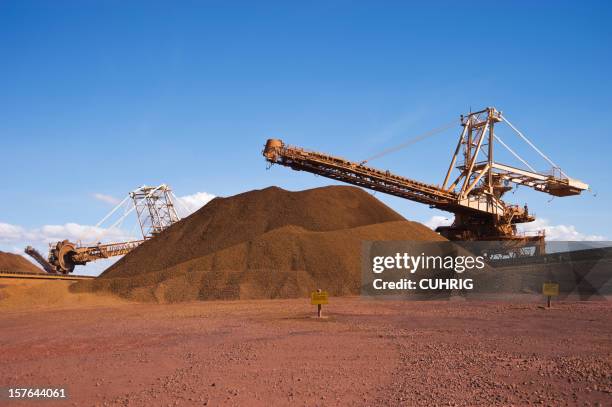 reclaimer apilador y arsenal de minas sitio de mineral de hierro - mineral de hierro fotografías e imágenes de stock