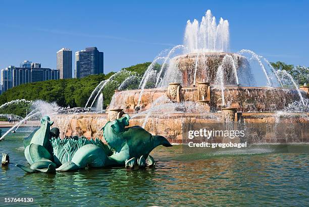 der buckingham springbrunnen im grant park in chicago, il - buckingham fountain chicago stock-fotos und bilder