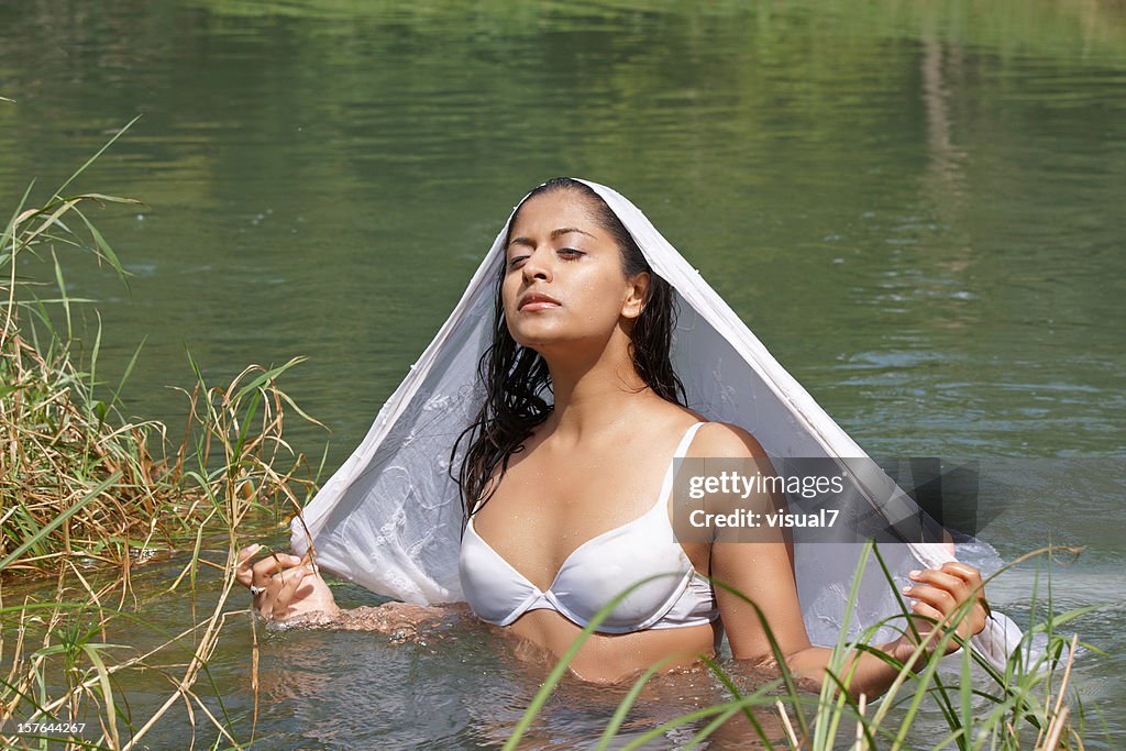 Indian mulher em um branco sari