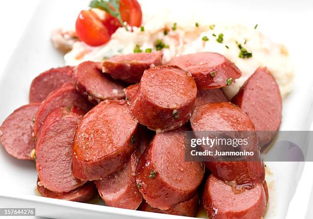 sliced knackwurst german sausages - gerookte worst stockfoto's en -beelden