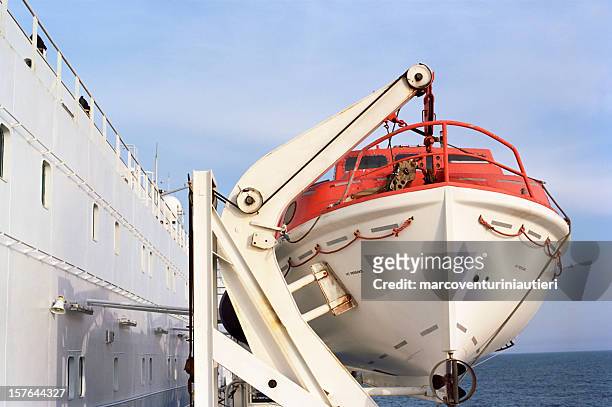 scialuppa di salvataggio - lifeboat on a large passenger ship - rescue boat stock pictures, royalty-free photos & images