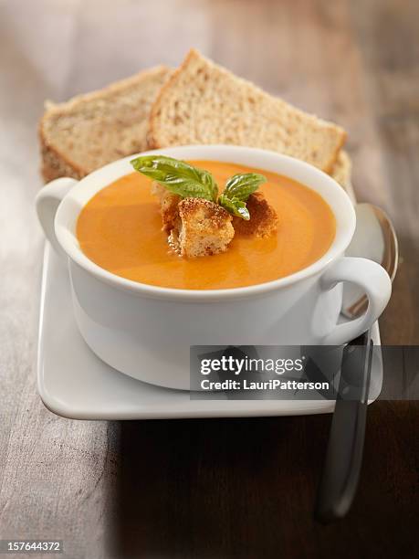 sopa de tomate asado y albahaca con un sándwich - bowls of side dishes roast fotografías e imágenes de stock