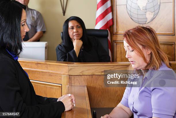 testigo courtroom - witness fotografías e imágenes de stock