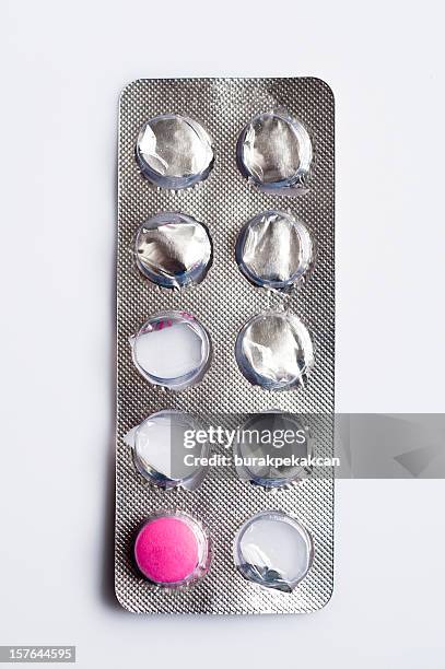 blisterpackung mit einem rosa tablette verbleibenden, nahaufnahme - tablettenbehälter stock-fotos und bilder