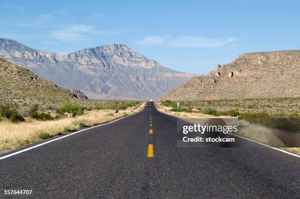 strada per nulla, punto di fuga, messico - miglio foto e immagini stock