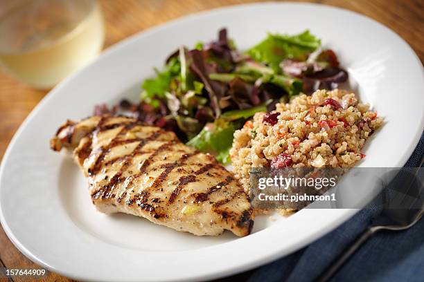 grilled chicken - quinoa stockfoto's en -beelden