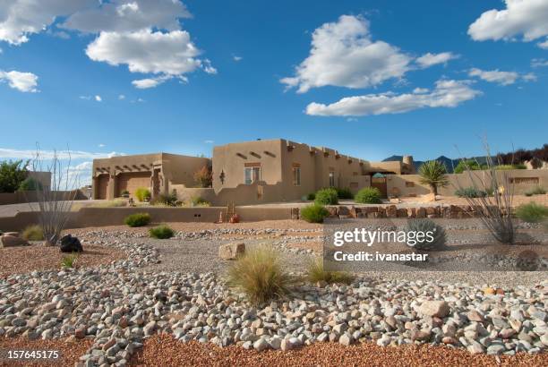 xeriscaped im stil des amerikanischen südwestens zu - arizona house stock-fotos und bilder