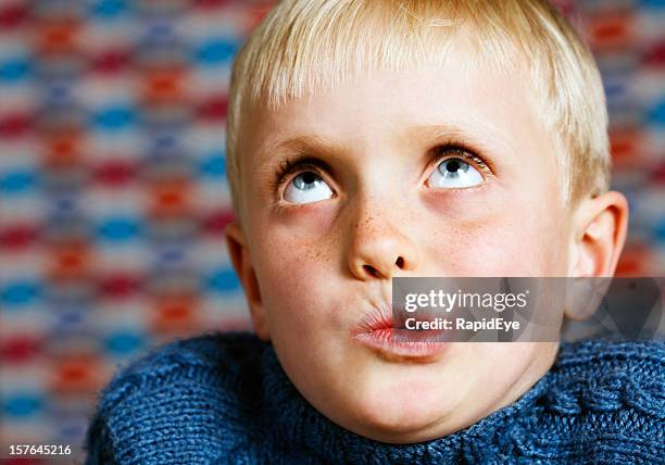 carino ragazzo look, dai capelli biondi, roteare gli occhi e fare le boccacce - arrossire foto e immagini stock