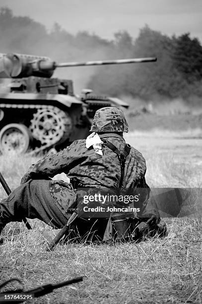 soldier near tank. - paratrooper stockfoto's en -beelden