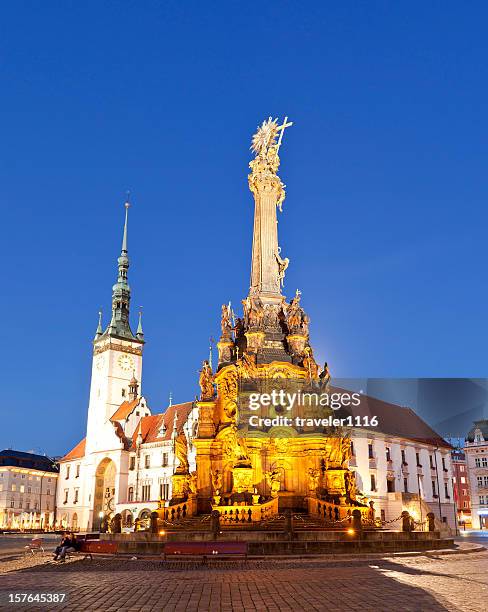 holy trinity column in olomouc, czech republic - moravia stockfoto's en -beelden