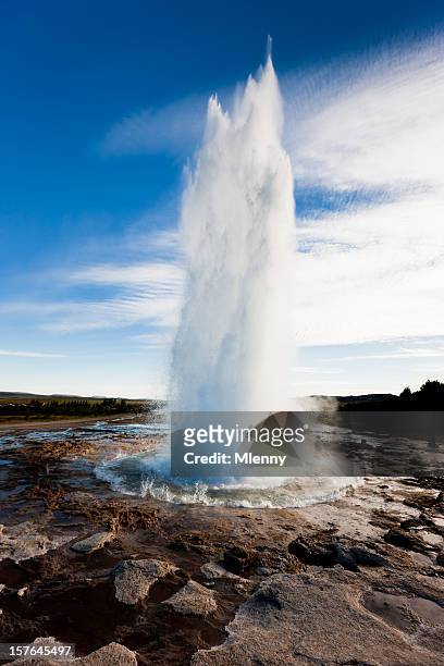 噴出ストロックル間欠泉アイスランド - geyser ストックフォトと画像
