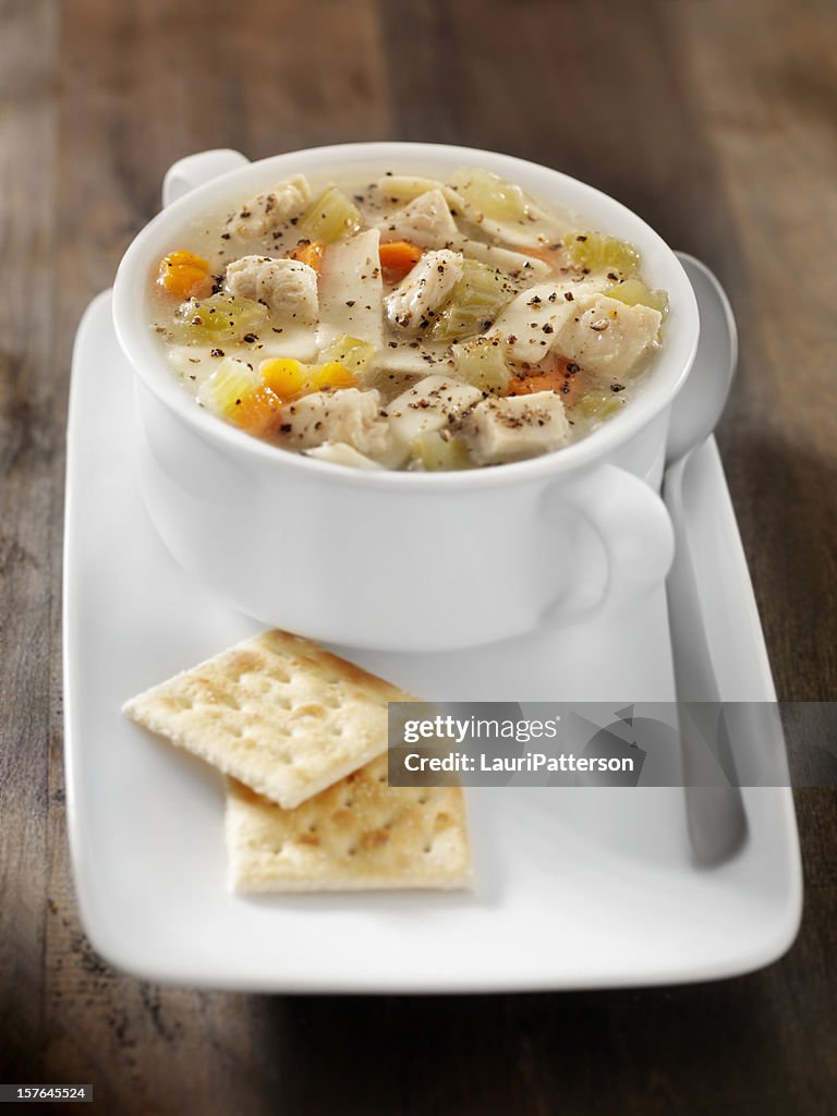 SOPA Sopa de macarrão com frango Saltine biscoitos