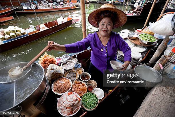 alimentos proveedor al mercado flotante de damnoen saduak, tailandia. - comida tailandesa fotografías e imágenes de stock