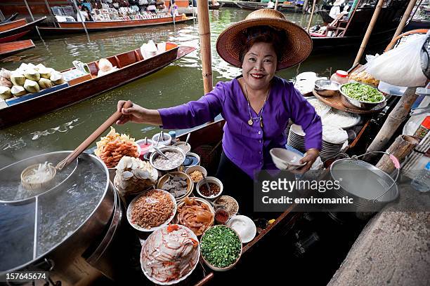 fornitore di cibo al mercato galleggiante di damnoen saduak, tailandia. - tailandia foto e immagini stock