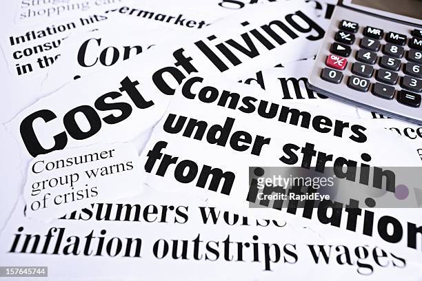 calculadora sobre noticias en los periódicos sobre el coste de la inflación y sala de estar - newspaper headline fotografías e imágenes de stock