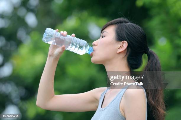 sport woman drinking water - xlarge - beautiful asian girls stock pictures, royalty-free photos & images