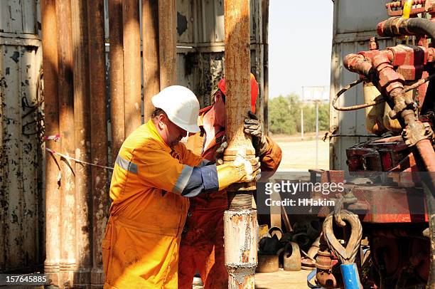 drilling rig arbeitnehmer - oil and gas workers stock-fotos und bilder
