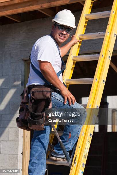 dangerous jobs - dakdekker stockfoto's en -beelden