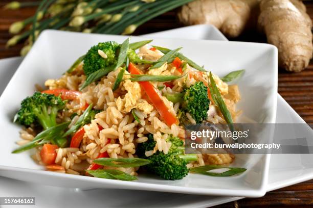 arroz frito con verduras vegetarianas y saludables - arroz frito fotografías e imágenes de stock