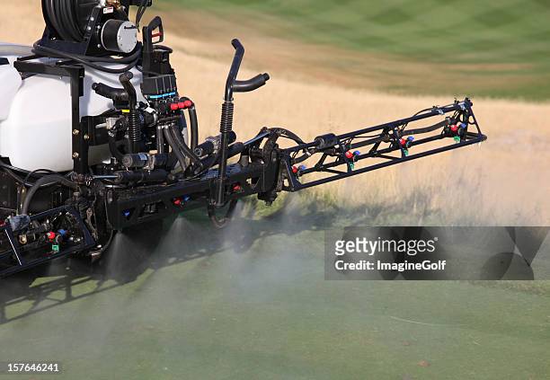 sprühen liquid dünger auf den golfplatz - nitro stock-fotos und bilder
