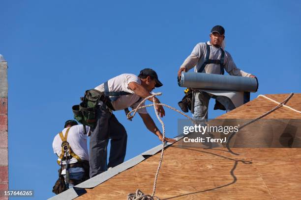 dangerous jobs - dakdekker stockfoto's en -beelden