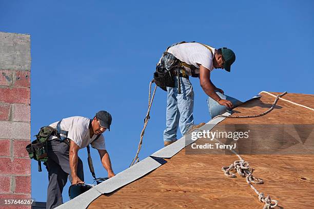 dangerous jobs - dakdekker stockfoto's en -beelden