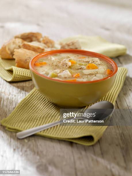 rueda sopa de pollo con fideos con pan crujiente - sopa de pollo con fideos fotografías e imágenes de stock