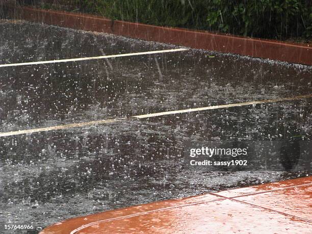 hagelkorn storm hagelschauer parkplatz - altwasser wasser stock-fotos und bilder