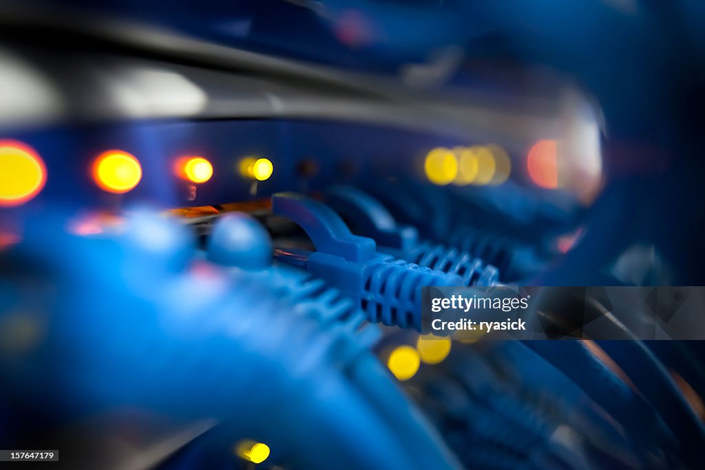 Nahaufnahme von einem Server Netzwerk-Panel mit Lichtern und Kabel