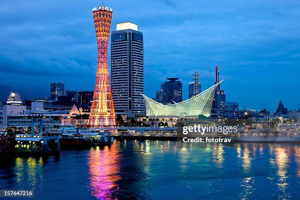 blick auf den hafen von kobe, japan - kobe japan stock-fotos und bilder