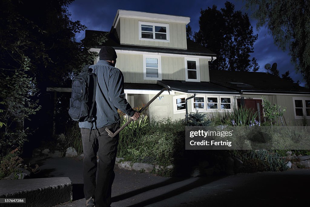 Einbrecher nähern sich bei Nacht