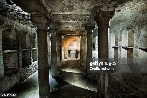 roman catacomb tomb - crypte stockfoto's en -beelden