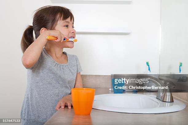 mädchen bürsten zähne - man washing his teeth stock-fotos und bilder