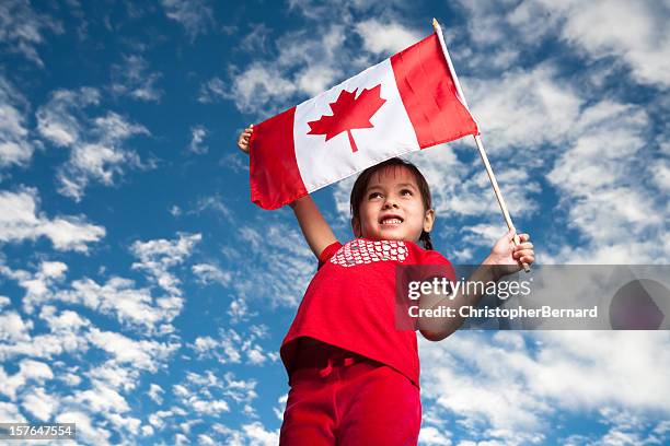 eine 5-jährige lächeln mädchen hält eine kanadische flagge - canada day stock-fotos und bilder