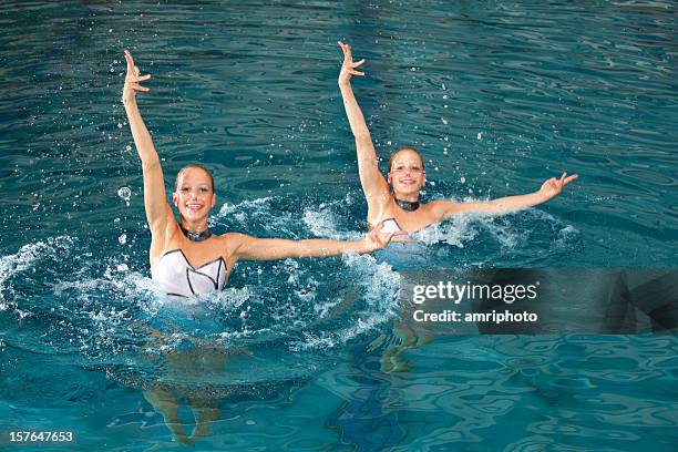 synchronisés la natation - synchronized swimming photos et images de collection