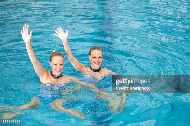 natation synchronisée filles agitant la main - synchronized swimming photos et images de collection