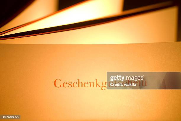 geschenkgutschein-deutsche geschenk gutschein - gift voucher stock-fotos und bilder