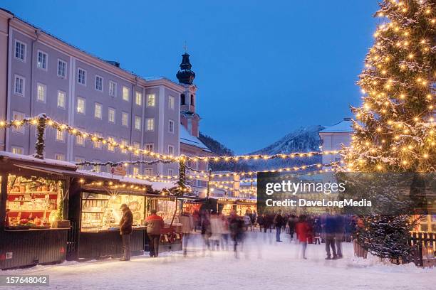 busy christmas market in europe - salzburgerland stockfoto's en -beelden