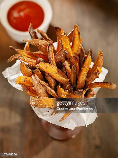 batata frita de batata doce com ketchup - rústico - fotografias e filmes do acervo