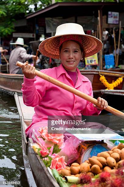 fruit vendor at damnoen saduak floating market, thailand. - floating markets bangkok stock pictures, royalty-free photos & images