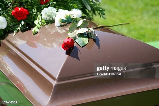 casket - funeral stock-fotos und bilder