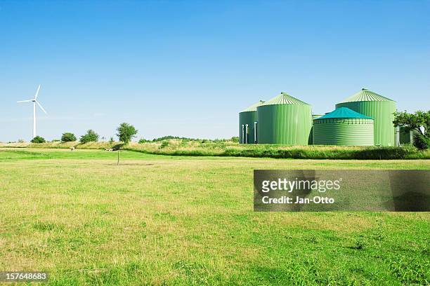 biogas y windenergy - combustible biológico fotografías e imágenes de stock
