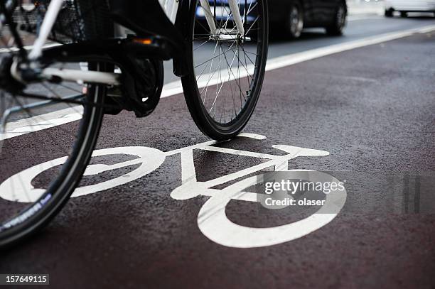 bicicleta lane y tráfico - carril para ciclistas fotografías e imágenes de stock