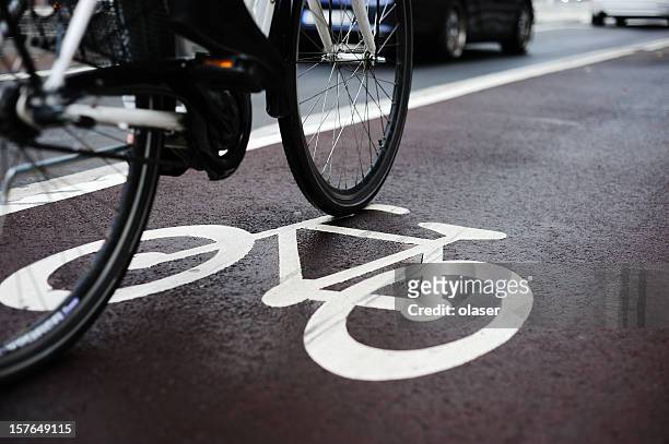 bike lane and traffic - cykelbana bildbanksfoton och bilder