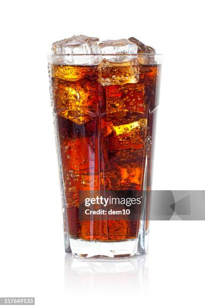 bicchiere di cola con ghiaccio - gassata foto e immagini stock