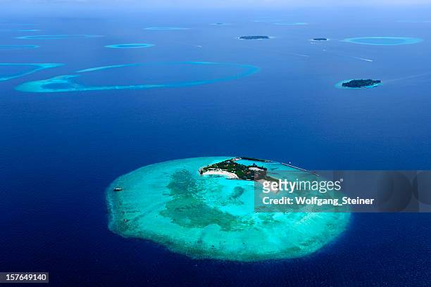 aerial foto von einer insel der malediven - male maldives stock-fotos und bilder