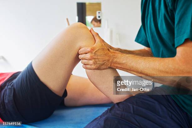 checking a knee - knee pain stockfoto's en -beelden